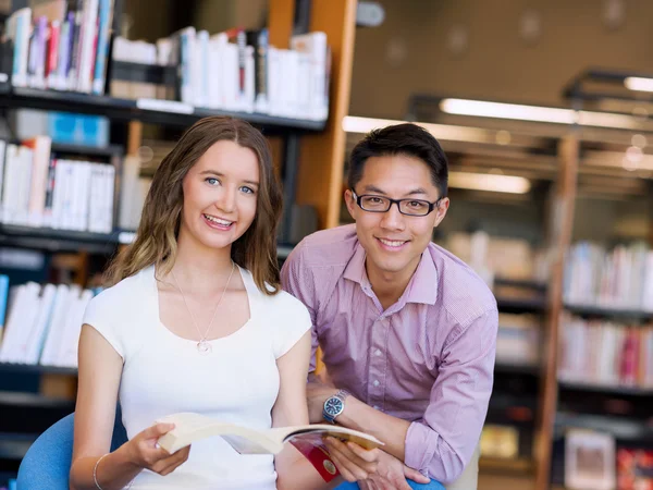 Two young students at the library — Stock Photo, Image