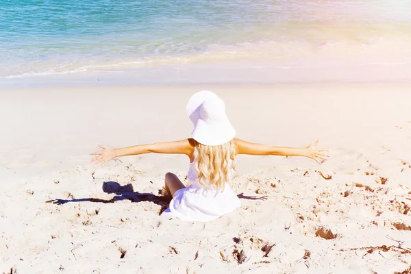 Genç bir kadın sahilde dinleniyor. — Stok fotoğraf