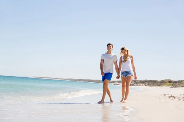 Romantique jeune couple sur la plage — Photo