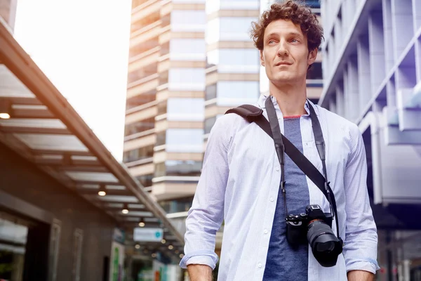 Male tourist in city — Stock Photo, Image