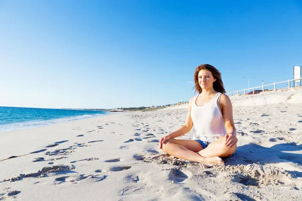 Jonge vrouw ontspannen op het strand — Stockfoto