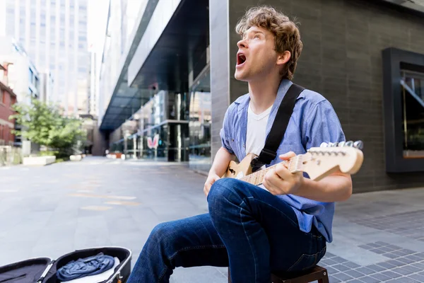 Jeune musicien avec guitare en ville — Photo