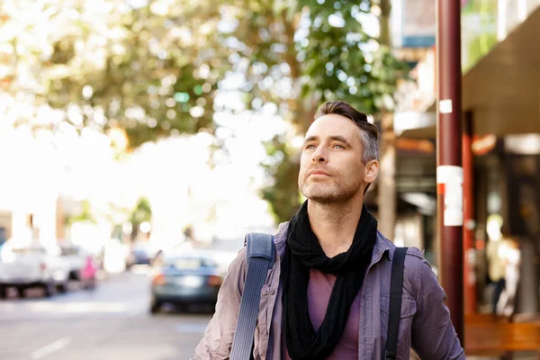 Male tourist in city — Stock Photo, Image