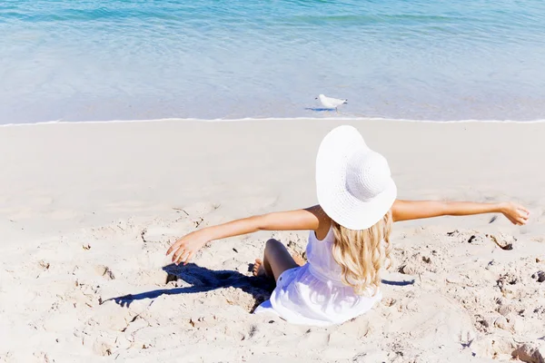 Jovem mulher relaxante na praia — Fotografia de Stock