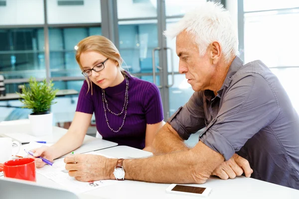 Collega's samen te werken — Stockfoto