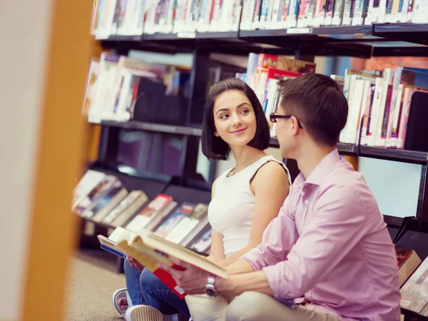 Twee jonge studenten in de bibliotheek — Stockfoto