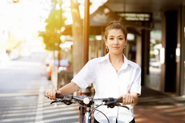 Retrato de feliz jovem ciclista feminina — Fotografia de Stock