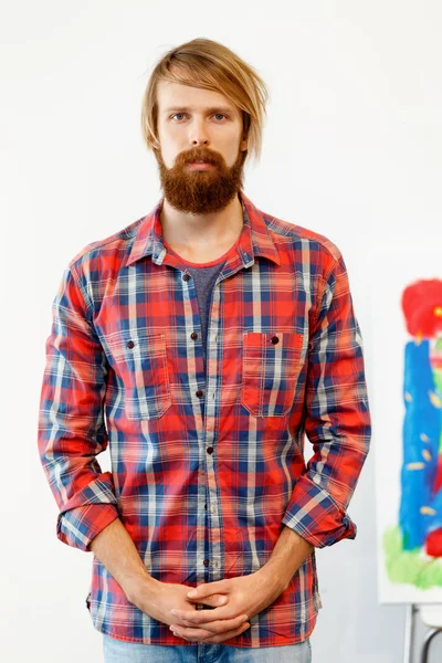 絵と立っている若い男性アーティスト — ストック写真