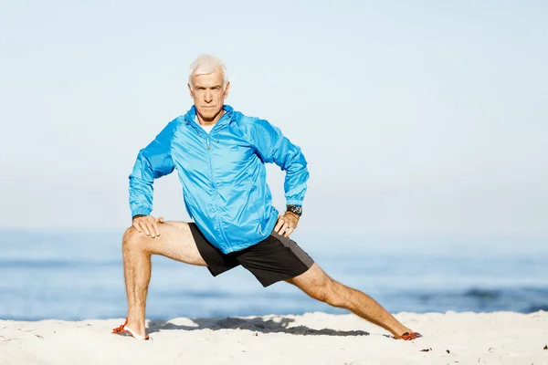 Mannen på stranden utanför — Stockfoto