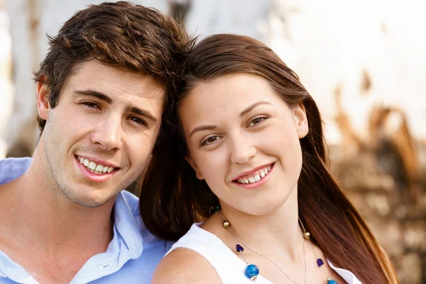 Jeune couple dans le parc — Photo