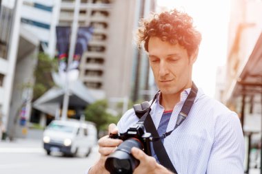 Erkek fotoğrafçı alarak resim
