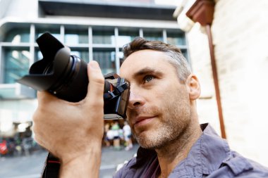 Erkek fotoğrafçı alarak resim