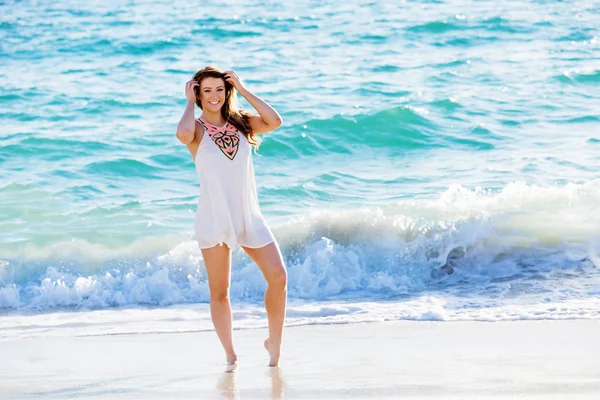 Mujer joven caminando por la playa — Foto de Stock