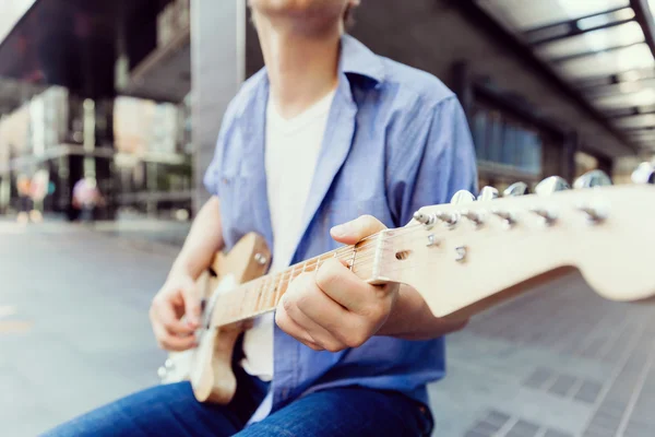 Junge Musikerin mit Gitarre in der Stadt — Stockfoto