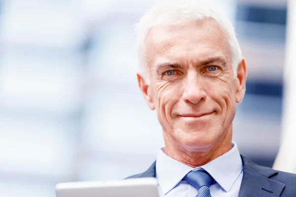 Retrato de empresario confiado al aire libre — Foto de Stock