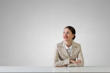 İş kadını masada oturuyor. Karışık teknik