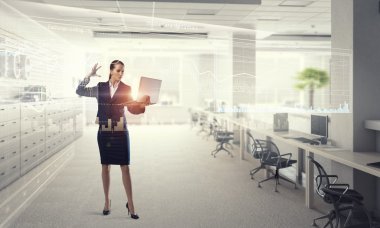 Dizüstü elinde olan kadın. Karışık teknik