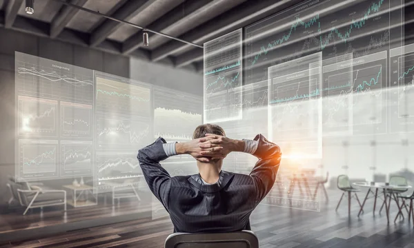 Un hombre de negocios descansando en su oficina. Medios mixtos — Foto de Stock