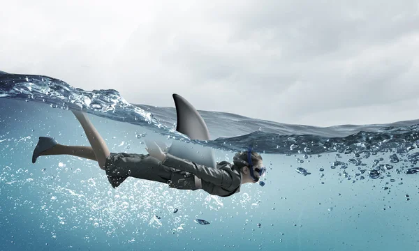 Köpekbalığı gibi tehlikelidir. Karışık teknik — Stok fotoğraf