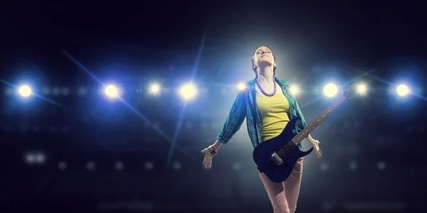 Vrouwelijke rockgitarist. Mixed media — Stockfoto