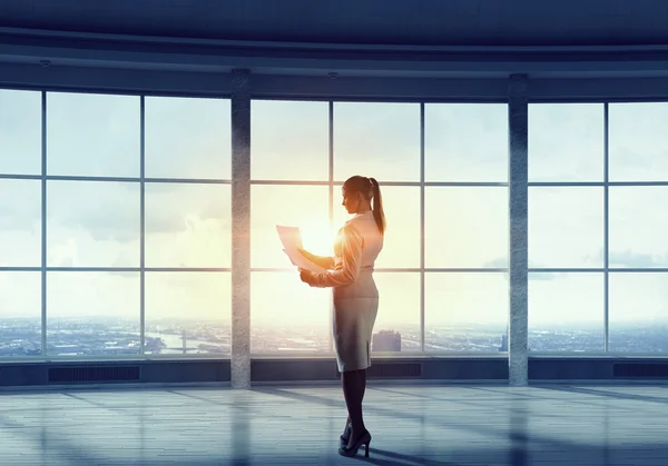 Mujer de negocios en el interior de la oficina moderna. Medios mixtos — Foto de Stock