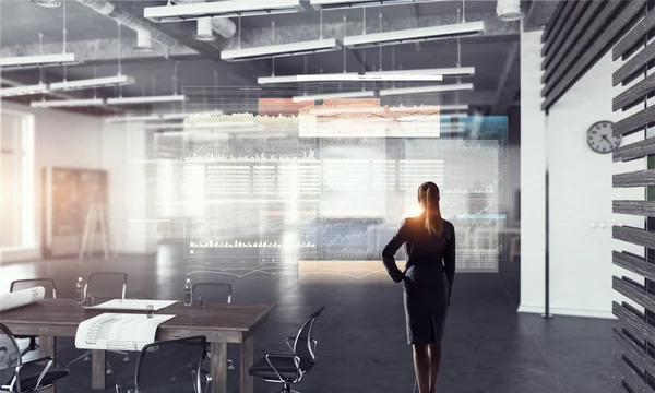 Mujer de negocios en el interior de la oficina moderna. Medios mixtos —  Fotos de Stock