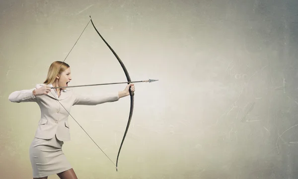 Mujer apuntando a su objetivo. Medios mixtos — Foto de Stock