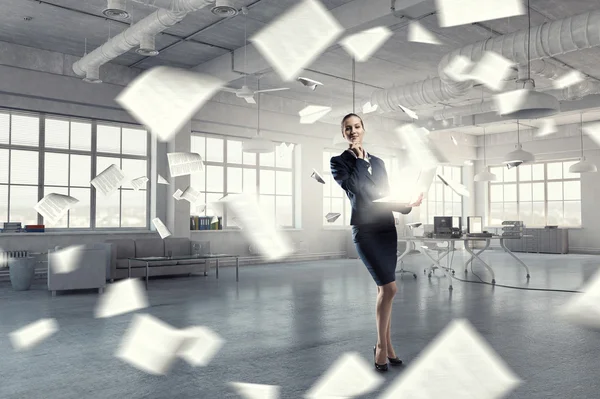 Mujer con portátil en las manos. Medios mixtos —  Fotos de Stock