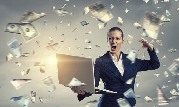 Frau mit Laptop in der Hand. Gemischte Medien — Stockfoto