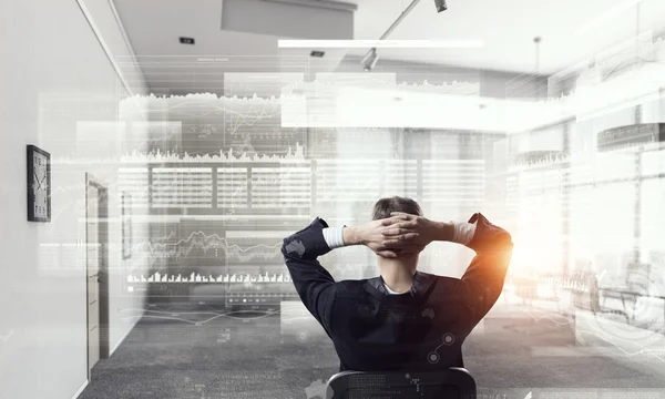 Geschäftsmann entspannt in seinem Büro. Gemischte Medien — Stockfoto