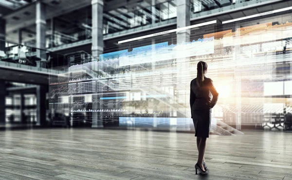 Femme d'affaires dans l'intérieur de bureau moderne. Techniques mixtes — Photo