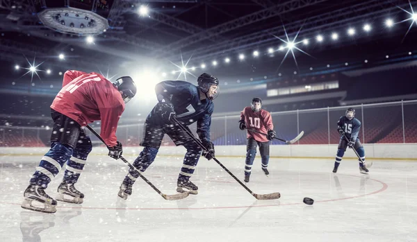 Eishockeyspiel in der Eishalle. Gemischte Medien — Stockfoto