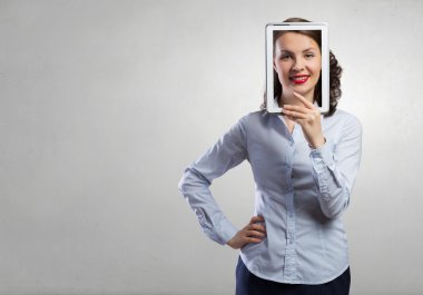 Kadın tablet aygıtını kullan. Karışık teknik