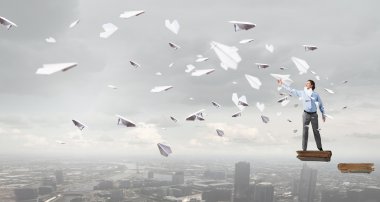 Hayatı fazla ciddiye almaz. Karışık teknik