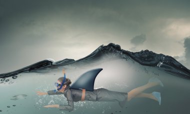 Köpekbalığı gibi tehlikelidir. Karışık teknik