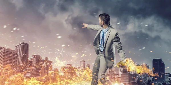 İşadamı atma benzin bomba. Karışık teknik