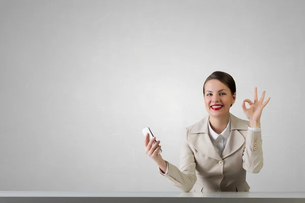 Atractiva mujer de negocios teniendo una conversación móvil. Medios mixtos — Foto de Stock