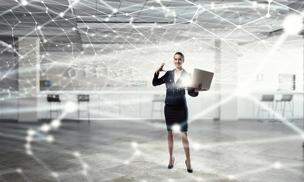 Frau mit Laptop in der Hand. Gemischte Medien — Stockfoto