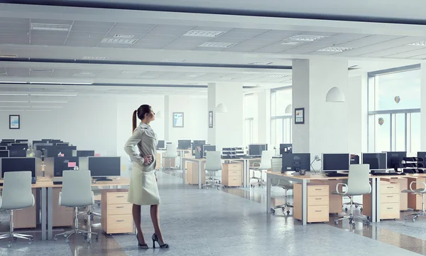 Zakenvrouw in moderne kantoor. Mixed media — Stockfoto