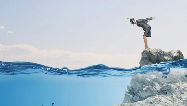 Femme d'affaires sautant dans l'eau. Techniques mixtes — Photo