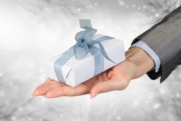 Vrouw voorstellende geschenkdoos. Mixed media — Stockfoto