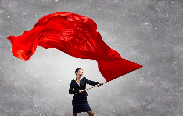 Mujer ondeando bandera roja. Medios mixtos — Foto de Stock