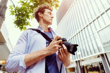 Erkek fotoğrafçı alarak resim