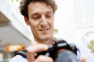 Erkek fotoğrafçı alarak resim