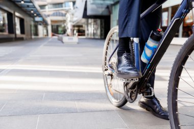 Başarılı bir iş adamı binicilik bisiklet