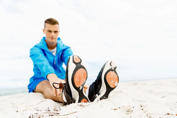 Uomo formazione sulla spiaggia al di fuori — Foto Stock