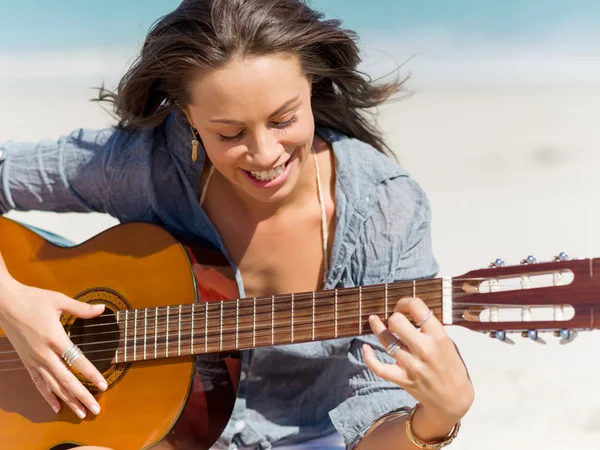 Hermosa joven tocando la guitarra en la playa —  Fotos de Stock