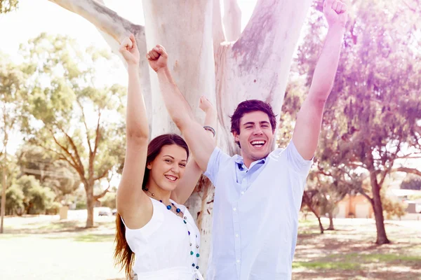 Pareja joven en el parque — Foto de Stock