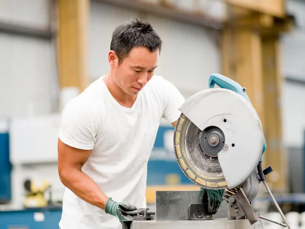 Asian worker in production plant on the factory floor — Stock Photo, Image