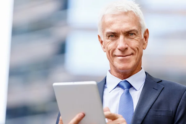 Senior uomo d'affari in possesso touchpad — Foto Stock